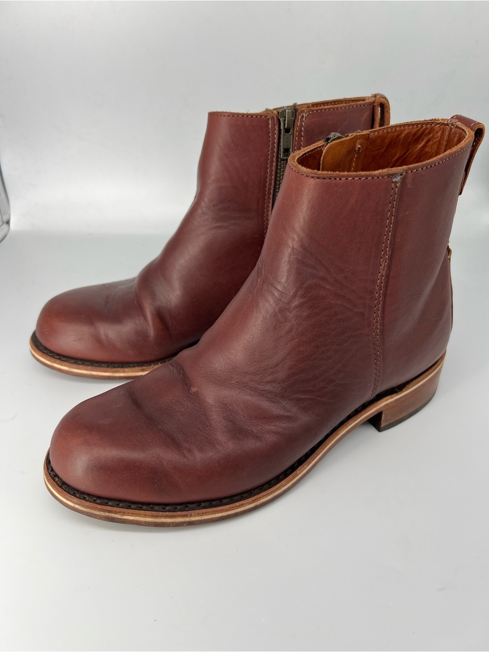 Frye classic women’s Chestnut Brown Leather Zip Chukka Boots size 8